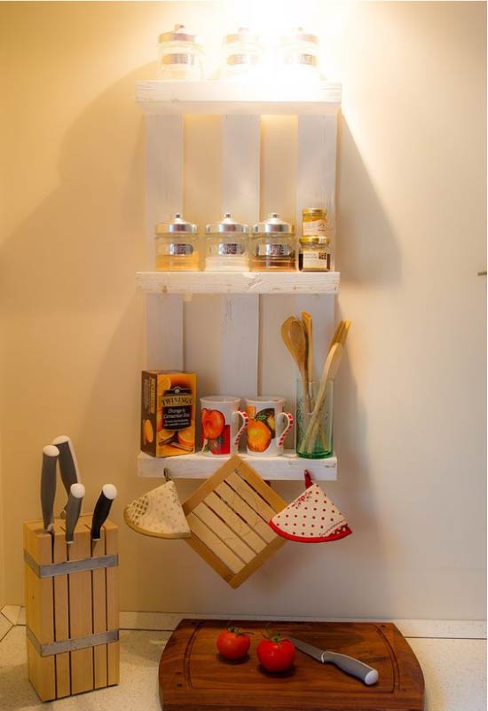 Shelf para sa pampalasa at kitchenware