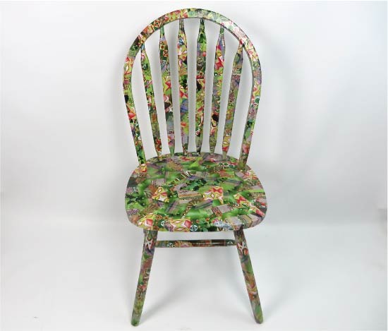 เก้าอี้เดคูพาจเต็มรูปแบบพร้อมกระดาษชิ้นเล็ก ๆ