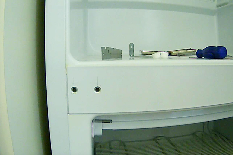 Connexion coin rack et la paroi du réfrigérateur