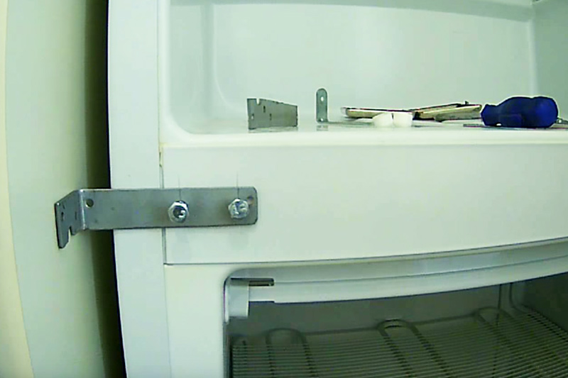 Свързваща ъглова стойка и стената на хладилника