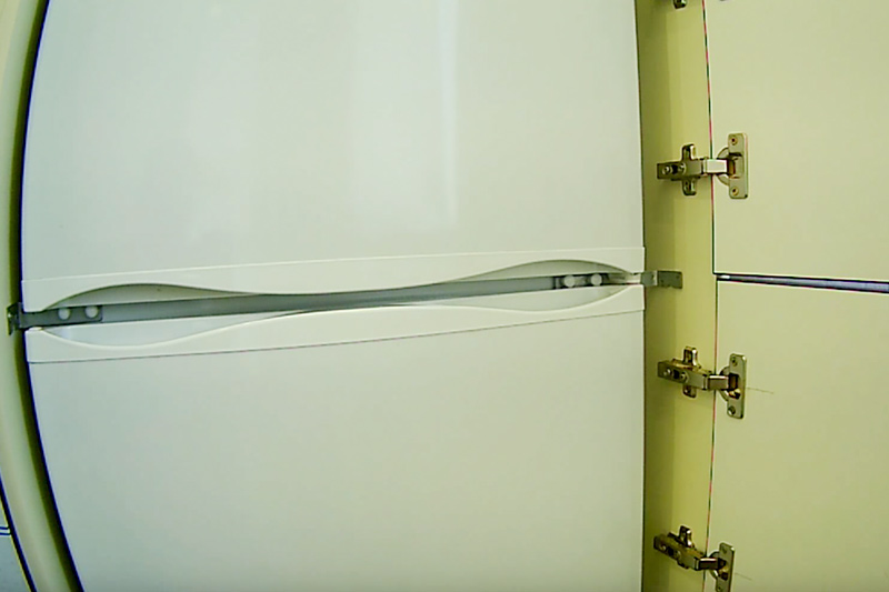 Installerede vinkler, der forbinder stativet med køleskabets vægge