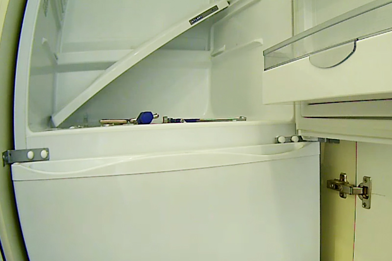 Installerade vinklar som förbinder stället med kylskåpets väggar