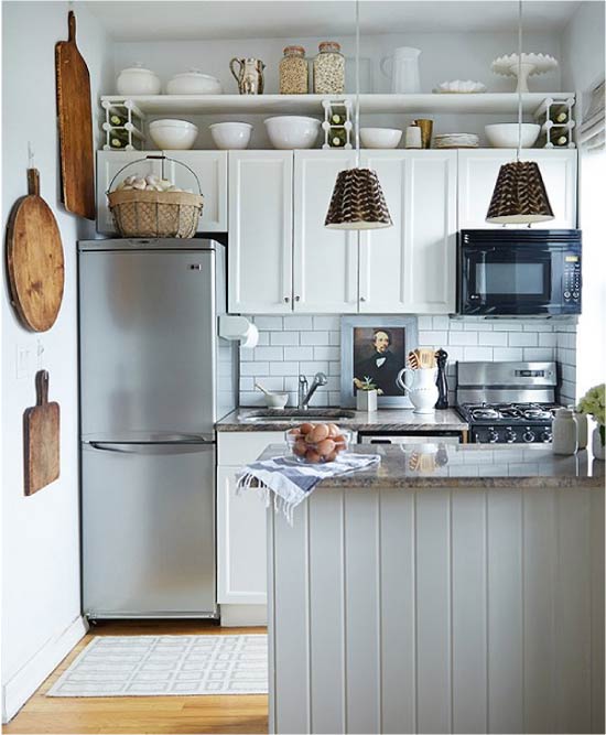 Køleskab i metallisk farve i køkkenindretningen