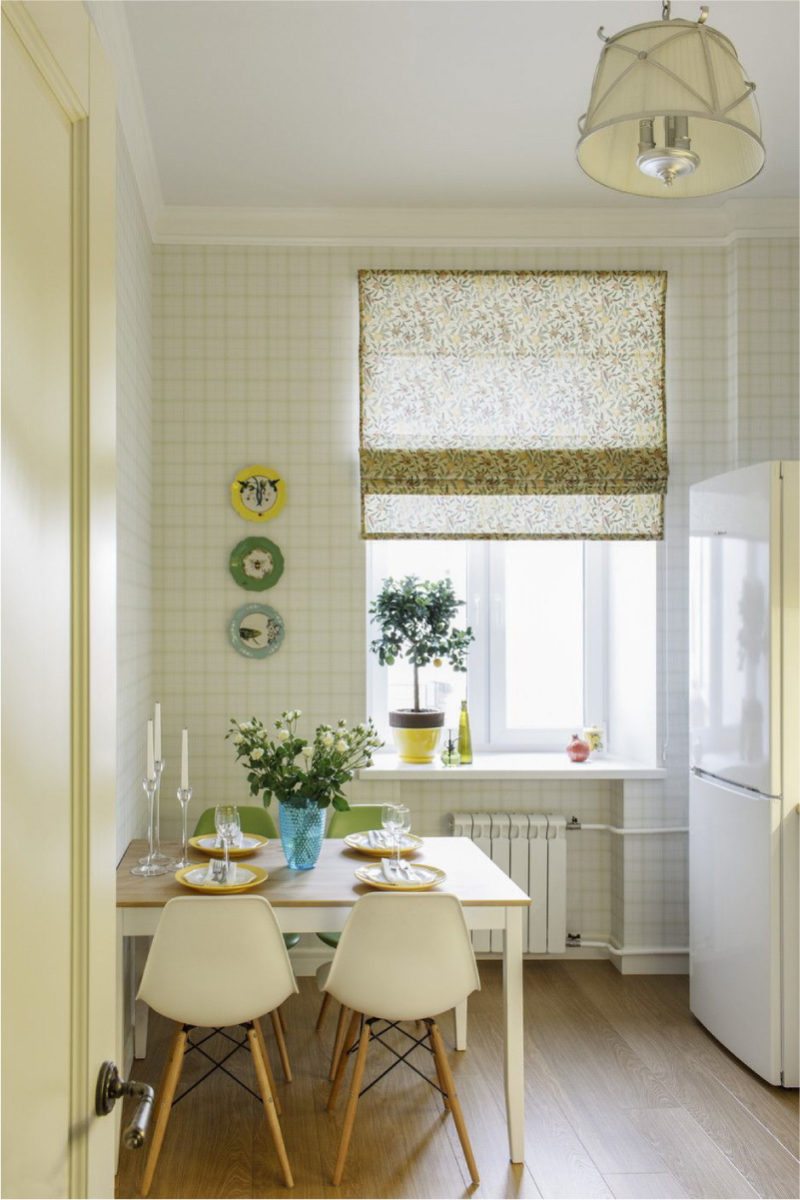 Biela kuchyňa so žltou tapetou