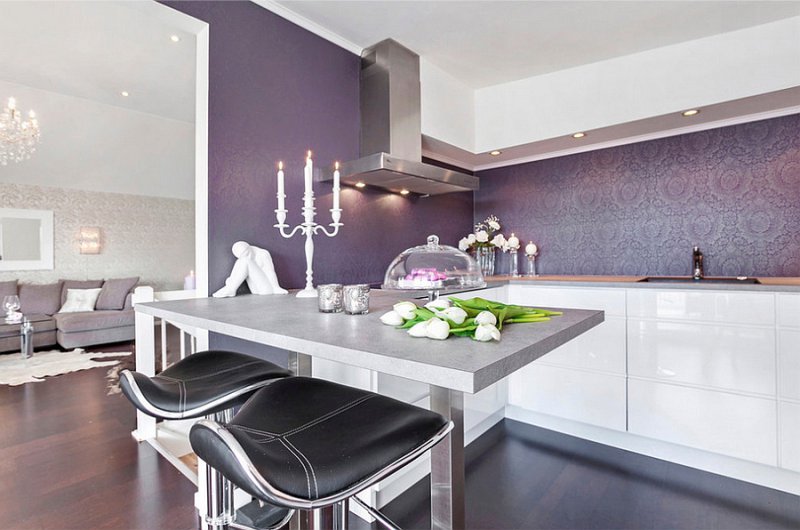 Lesklá biela kuchyňa s fialovou tapetou