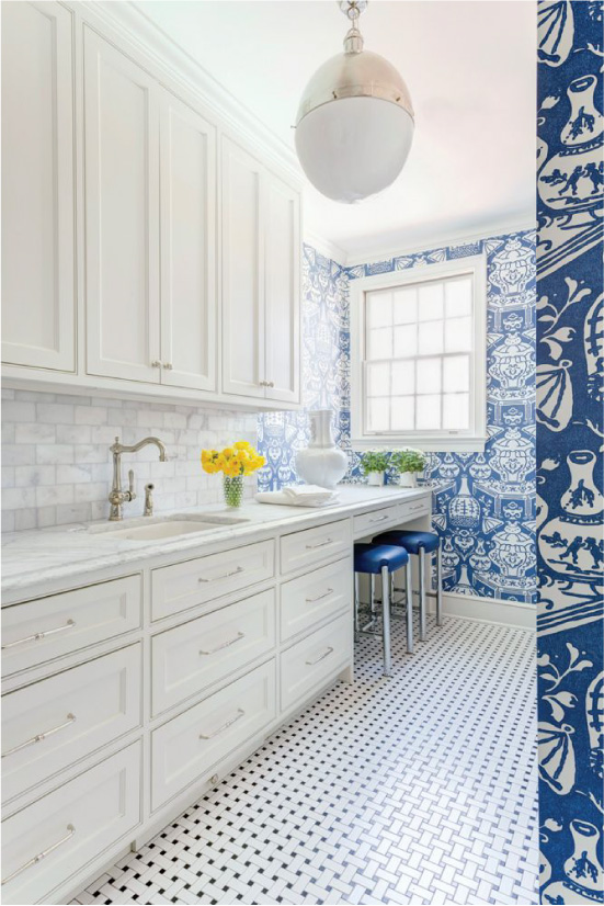 Blue wallpaper in the kitchen