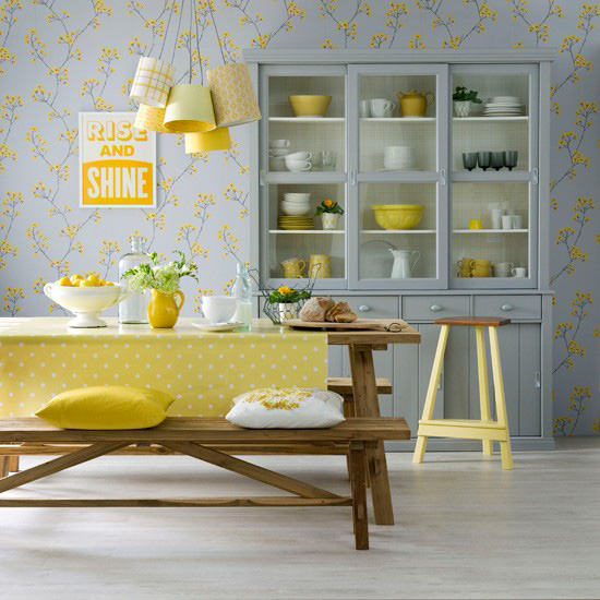Kombinácia sivej a žltej farby v interiéri jedálne