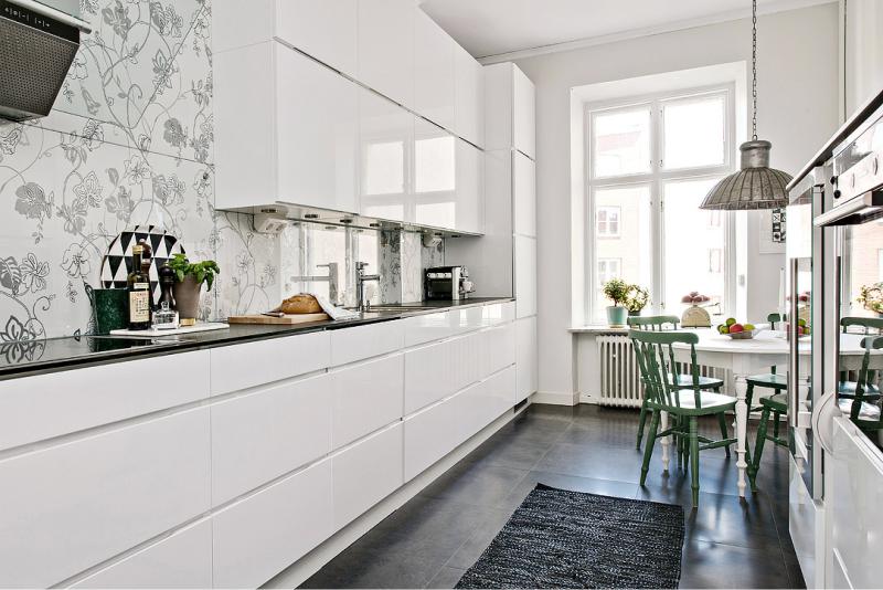 Λευκή γυαλιστερή σκανδιναβική κουζίνα