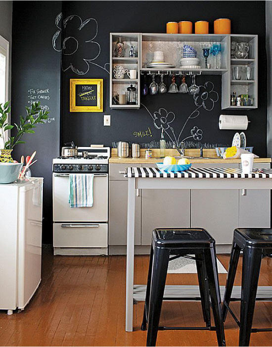 Moderný dizajn kuchyne s kriedovými stenami