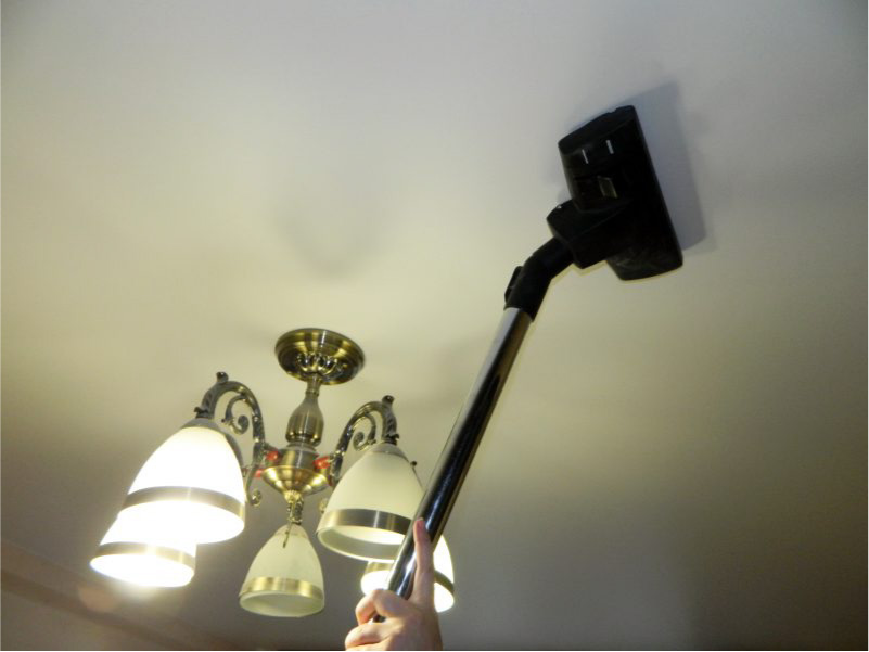 Nettoyage du plafond tendu avec un aspirateur
