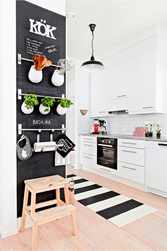 Væg med skinner i køkkenet i skandinavisk stil