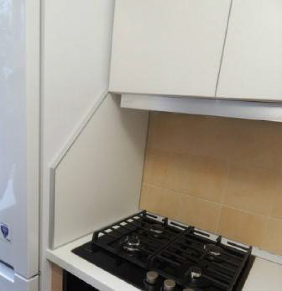 L'écran entre la cuisinière et le réfrigérateur