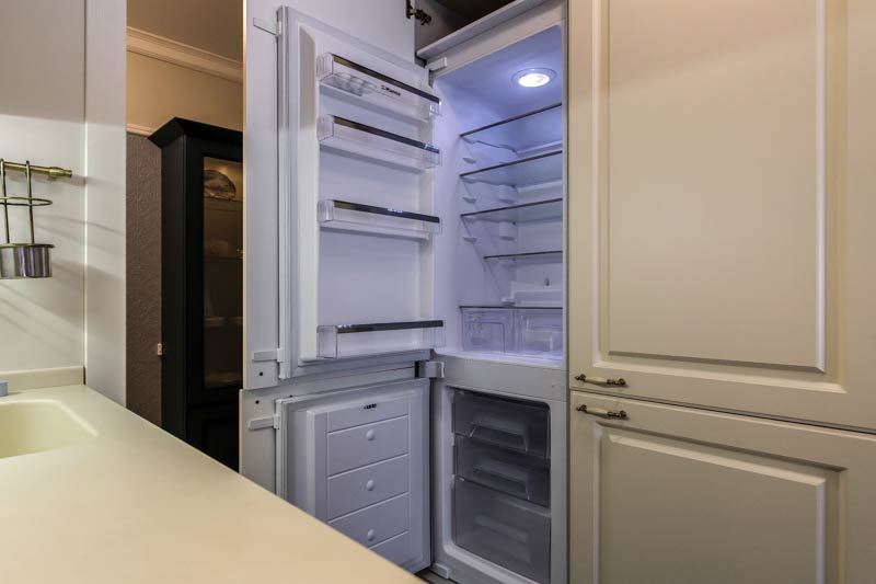 ตู้เย็นถัดจากตู้เย็นอื่น