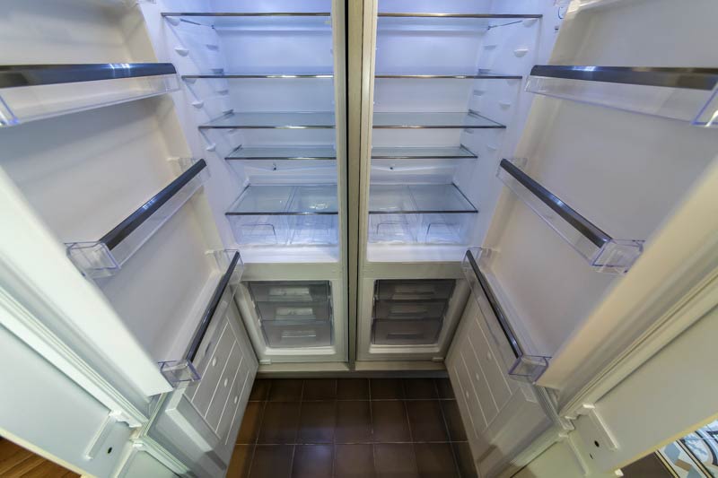 ตู้เย็นถัดจากตู้เย็นอื่น