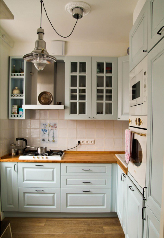 Modrá kuchyňa s drevenou doskou