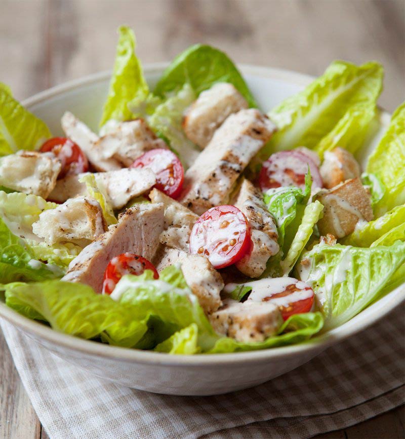 Salată de Caesar cu roșii de pui și cireș