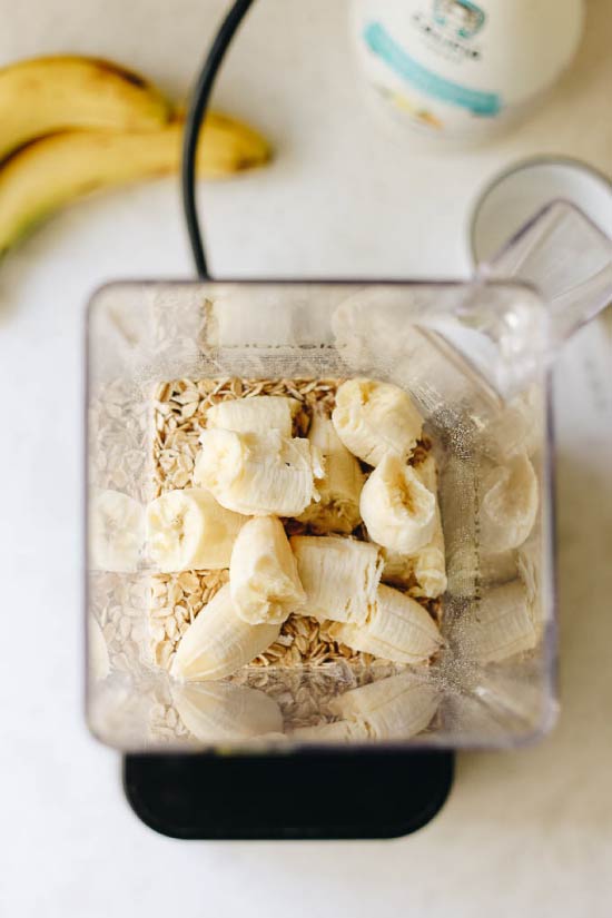 Zmiešajte banánovú palacinku v mixéri