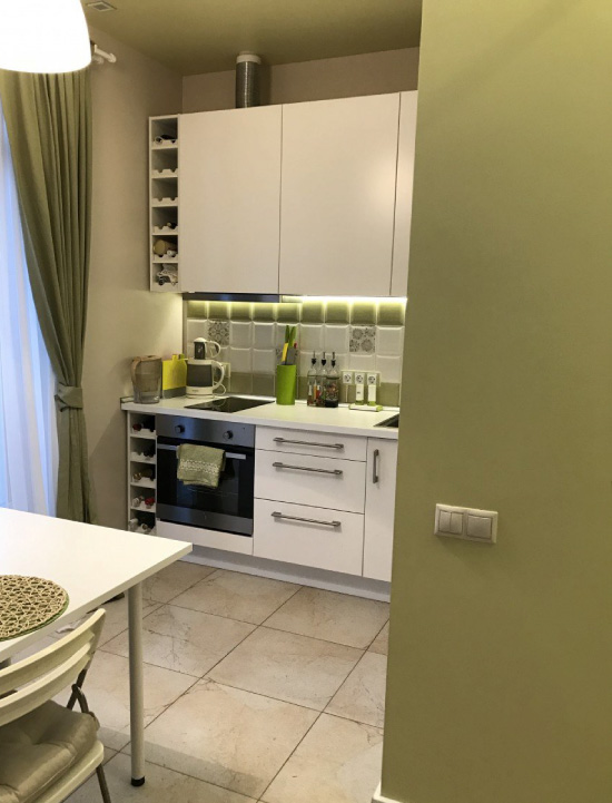 Malá kuchyňa s olivovými stenami