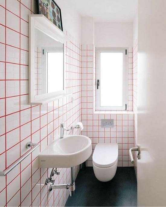 Røde sømme og hvide fliser i toilettet